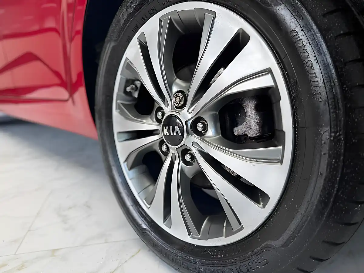 Used 2015 Kia Venga 2 Red - Interior and Exterior details 10