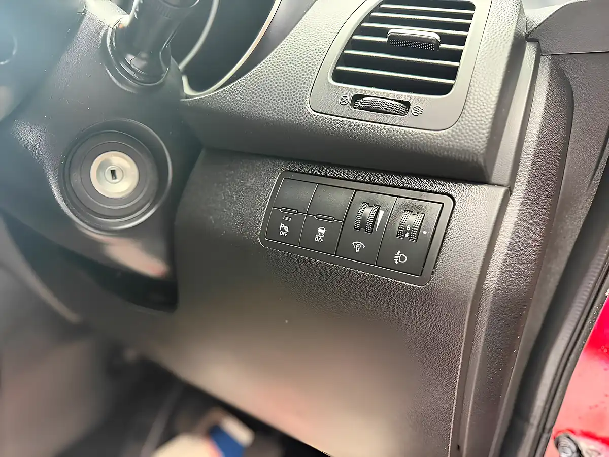 Used 2015 Kia Venga 2 Red - Interior and Exterior details 14