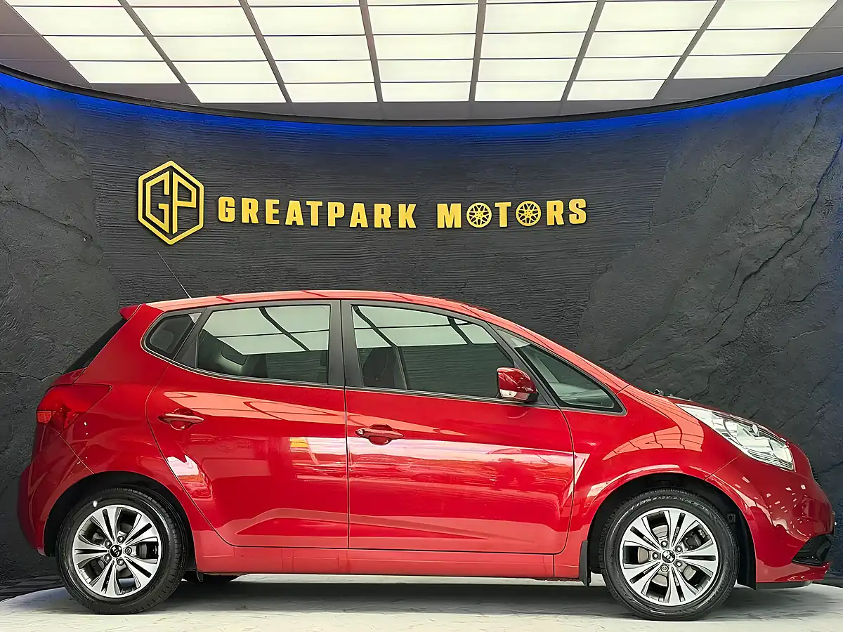 Used 2015 Kia Venga 2 Red - Interior and Exterior details 4