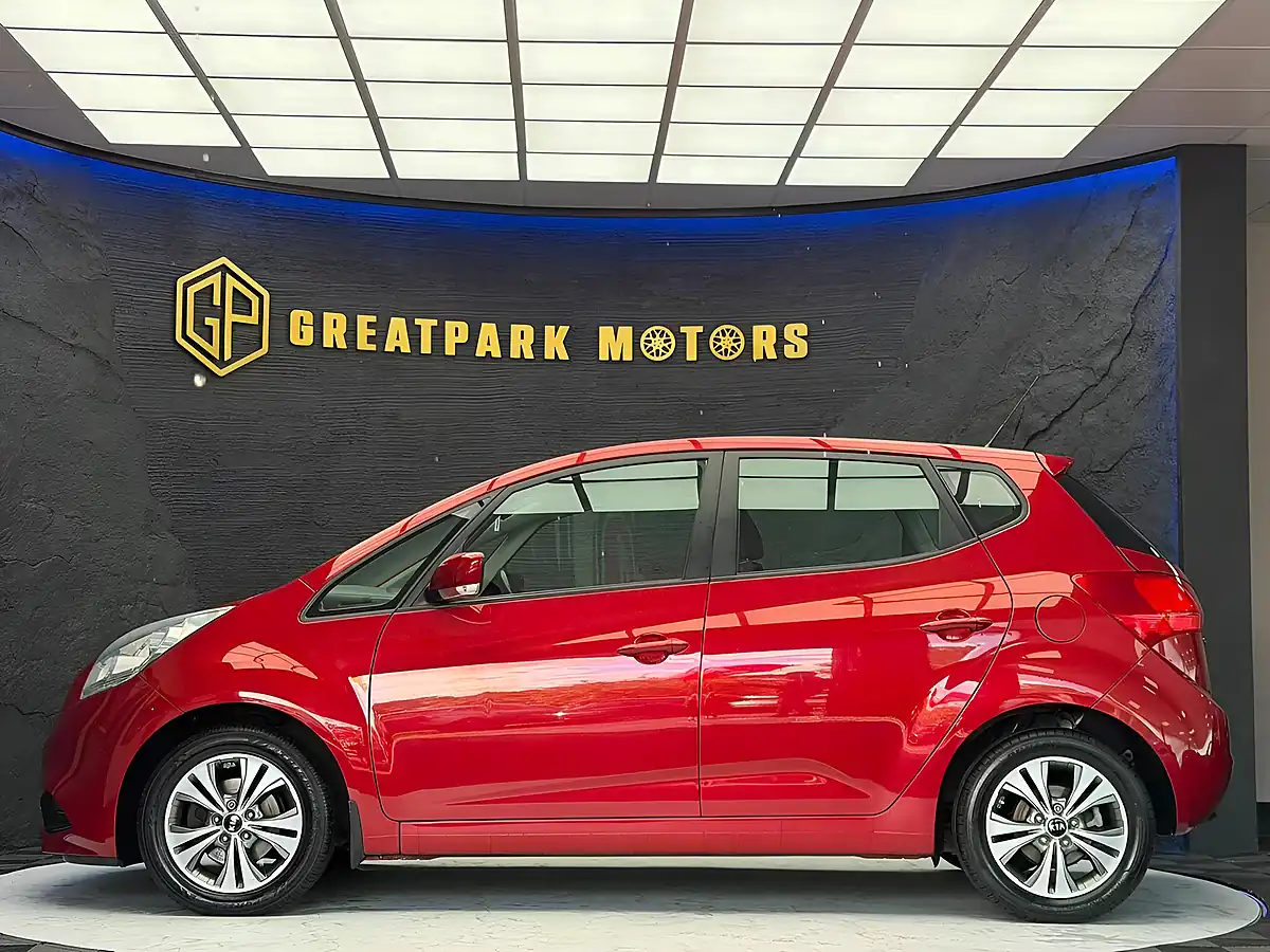 Used 2015 Kia Venga 2 Red - Interior and Exterior details 8