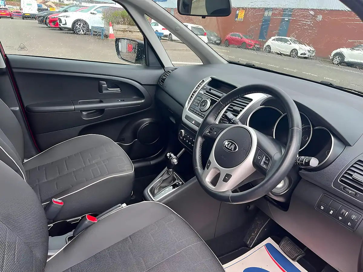 Used 2015 Kia Venga 2 Red - Interior and Exterior details 11