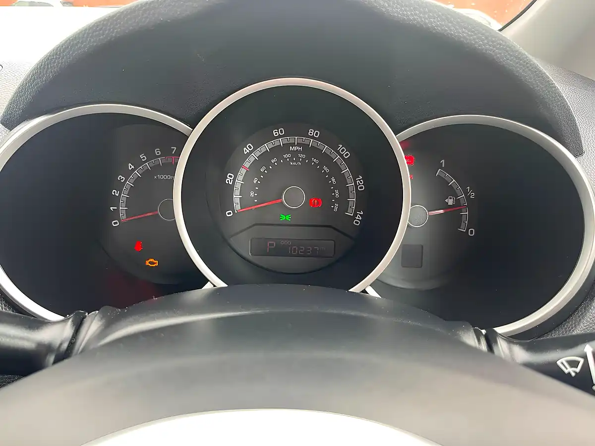 Used 2015 Kia Venga 2 Red - Interior and Exterior details 13