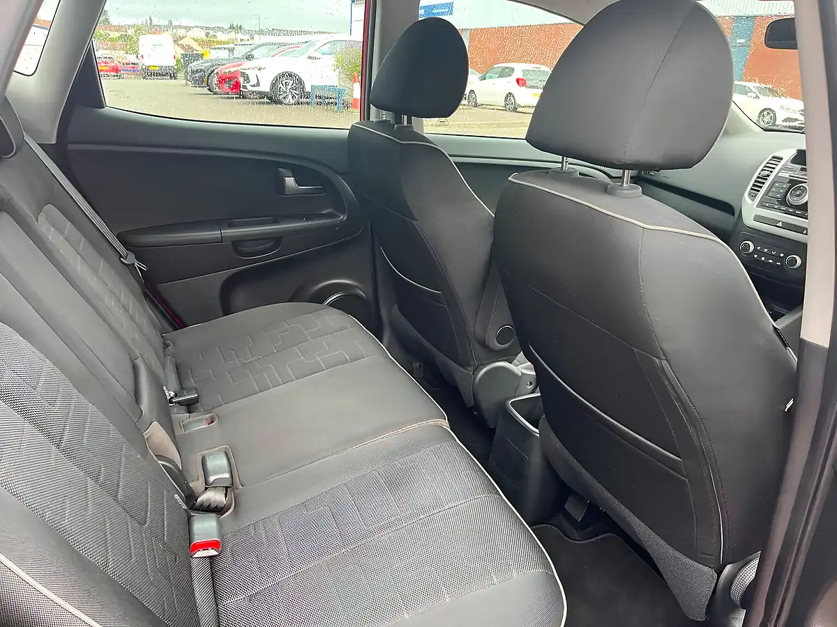 Used 2015 Kia Venga 2 Red - Interior and Exterior details 14