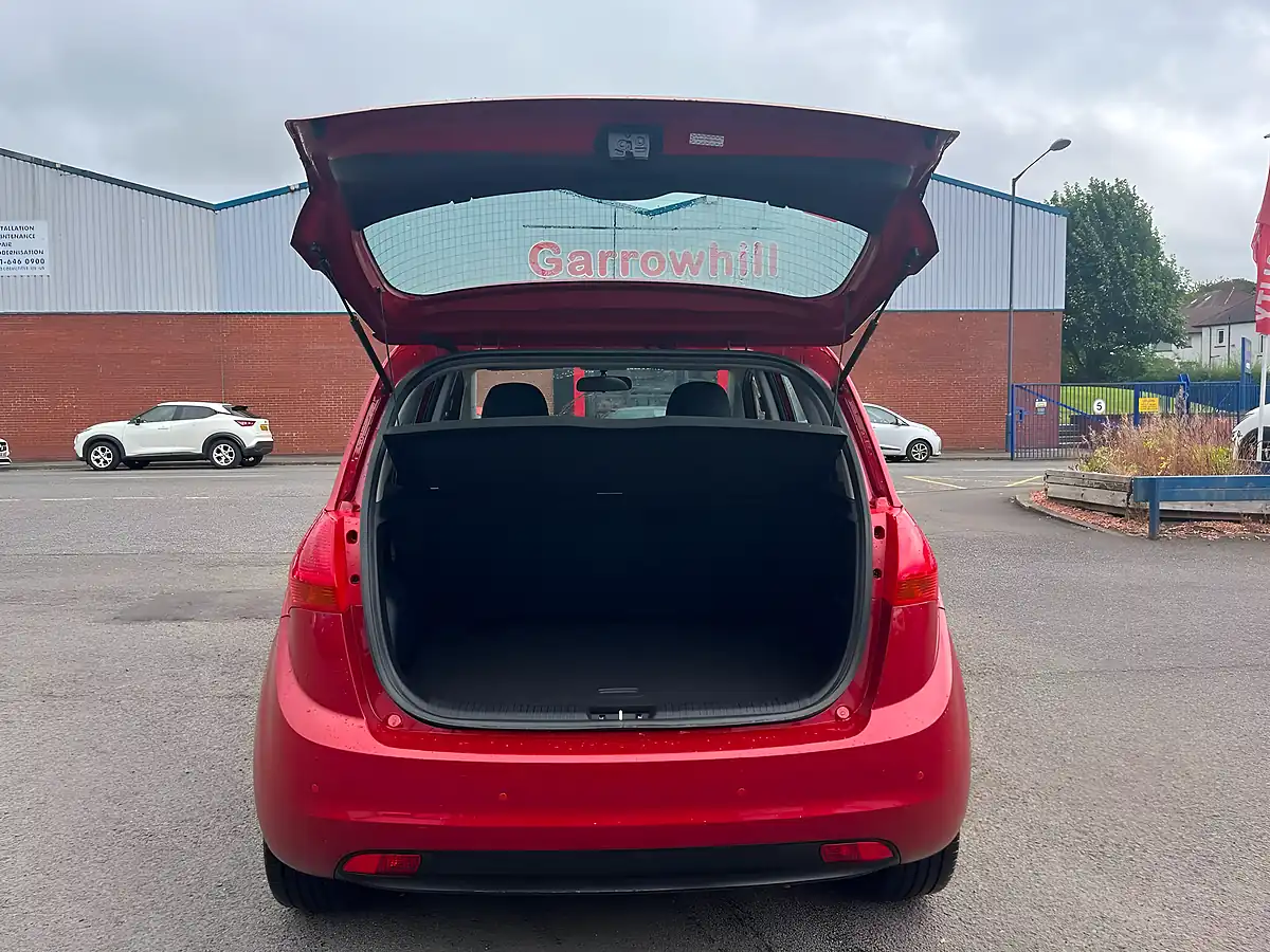 Used 2015 Kia Venga 2 Red - Interior and Exterior details 7