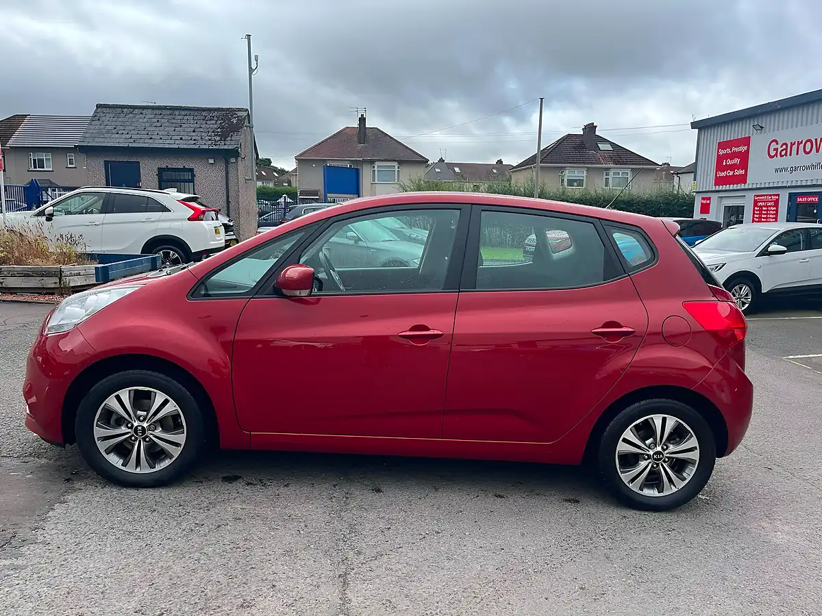 Used 2015 Kia Venga 2 Red - Interior and Exterior details 9