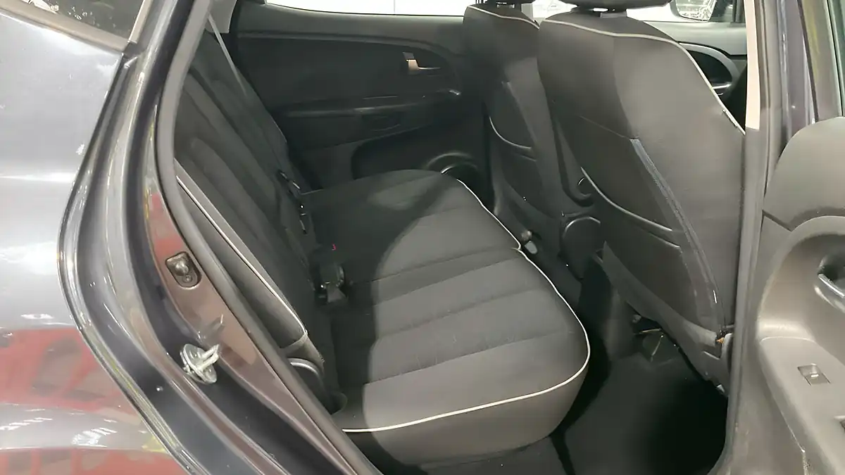 Used 2015 Kia Venga 2 Silver - Interior and Exterior details 10