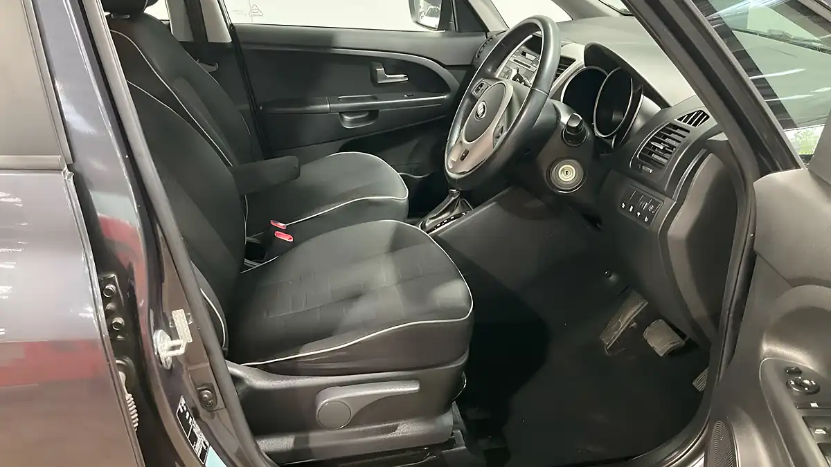 Used 2015 Kia Venga 2 Silver - Interior and Exterior details 11