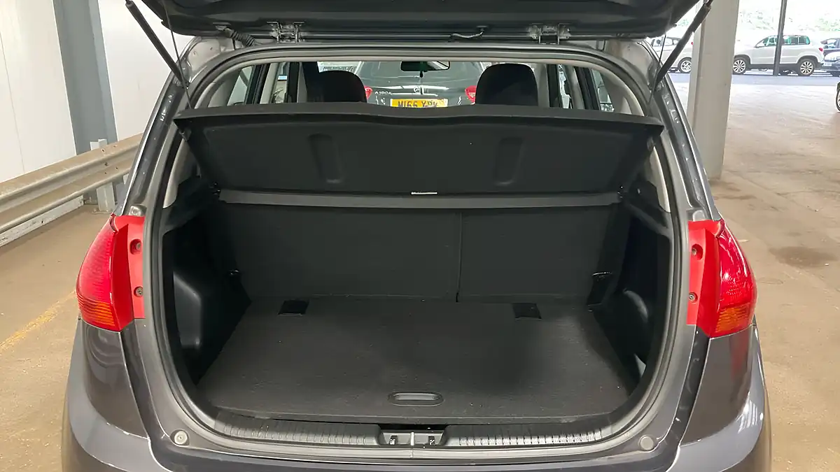 Used 2015 Kia Venga 2 Silver - Interior and Exterior details 9