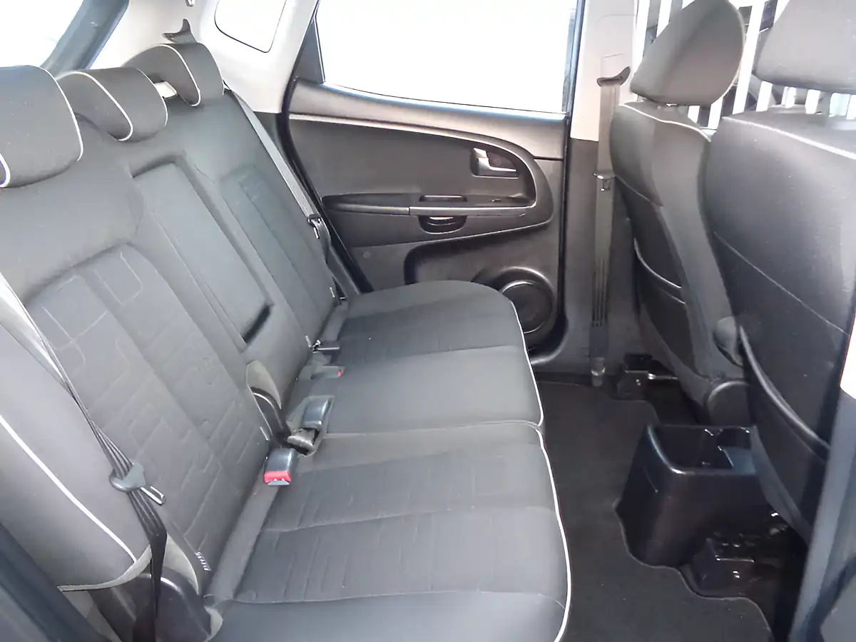Used 2015 Kia Venga 2 Silver - Interior and Exterior details 11