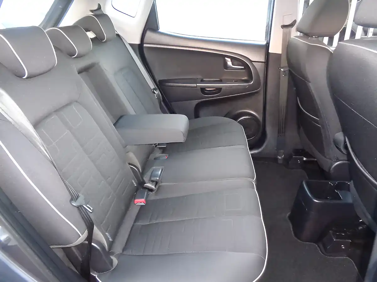 Used 2015 Kia Venga 2 Silver - Interior and Exterior details 12