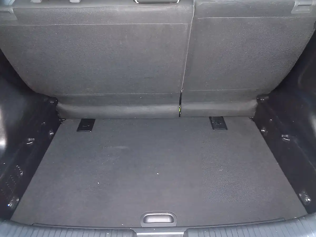 Used 2015 Kia Venga 2 Silver - Interior and Exterior details 13