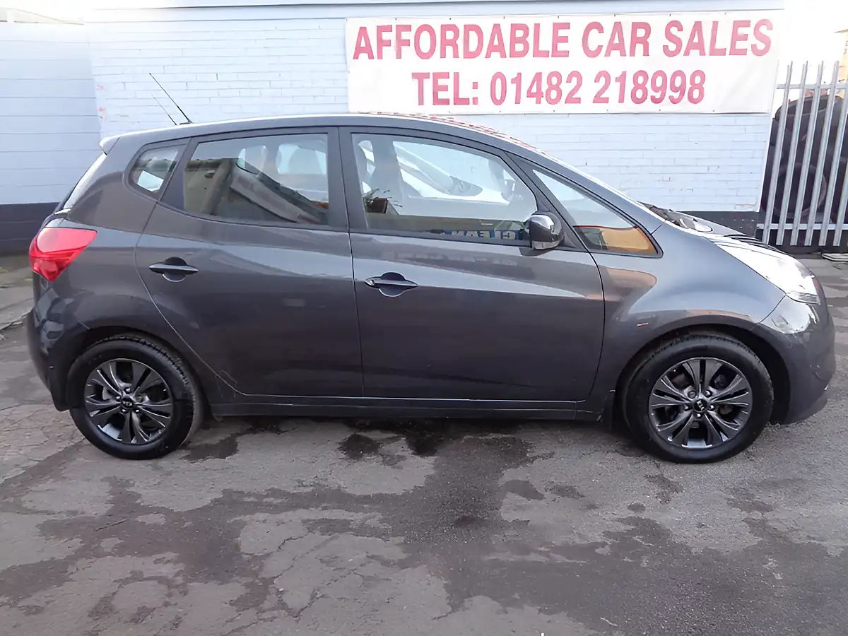 Used 2015 Kia Venga 2 Silver - Interior and Exterior details 17