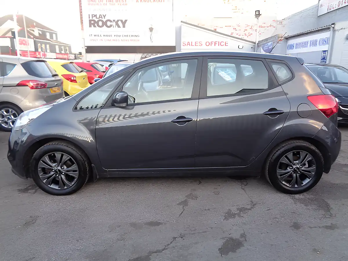Used 2015 Kia Venga 2 Silver - Interior and Exterior details 18