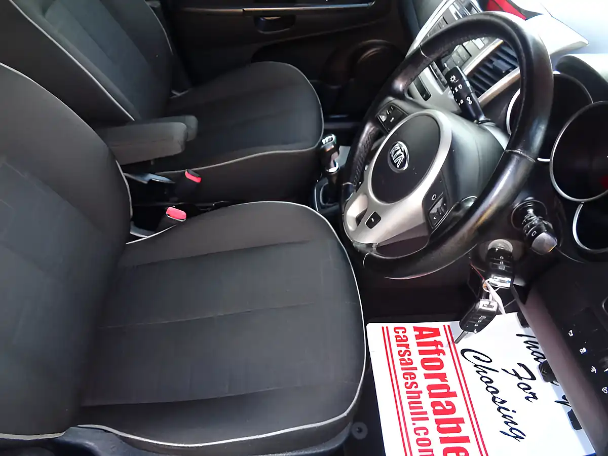 Used 2015 Kia Venga 2 Silver - Interior and Exterior details 5