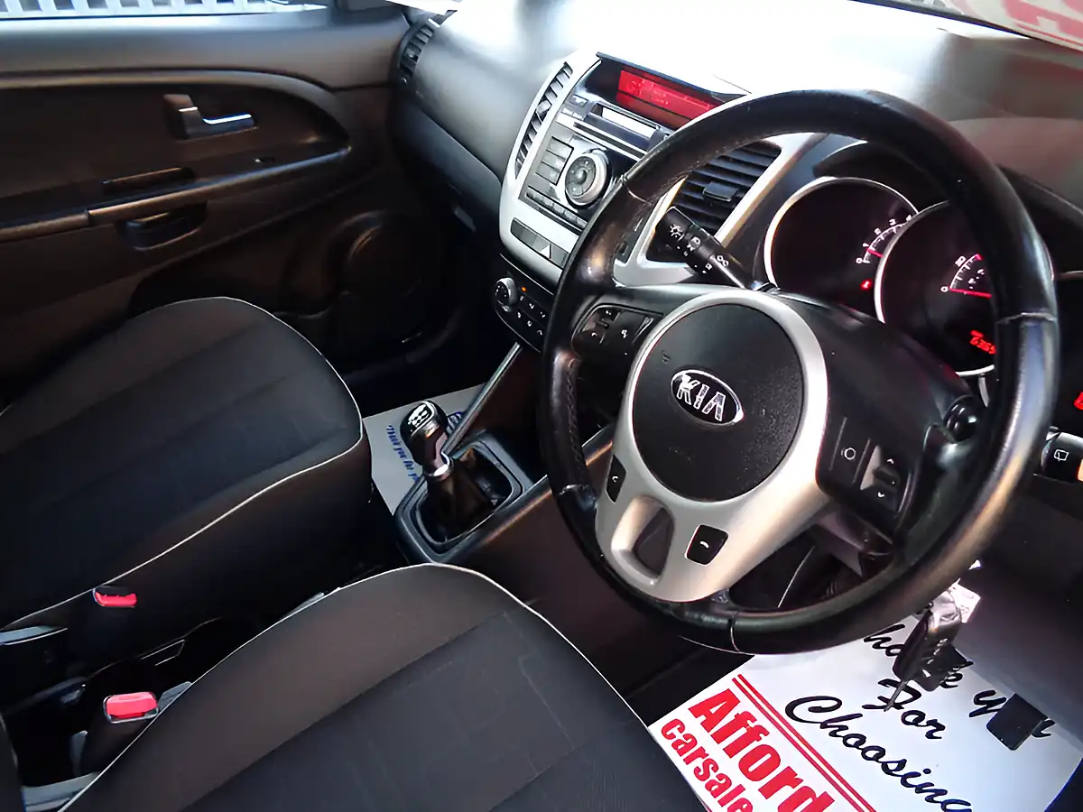 Used 2015 Kia Venga 2 Silver - Interior and Exterior details 6