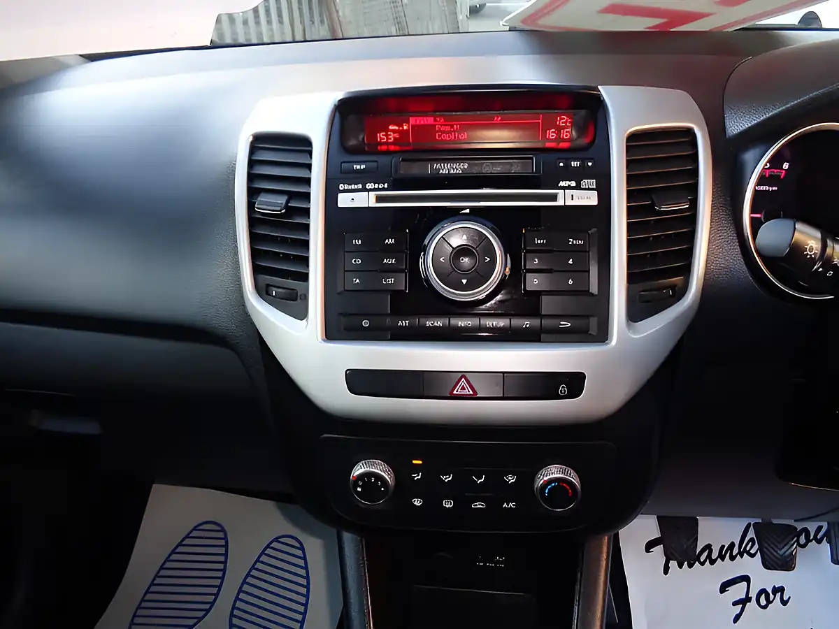 Used 2015 Kia Venga 2 Silver - Interior and Exterior details 8