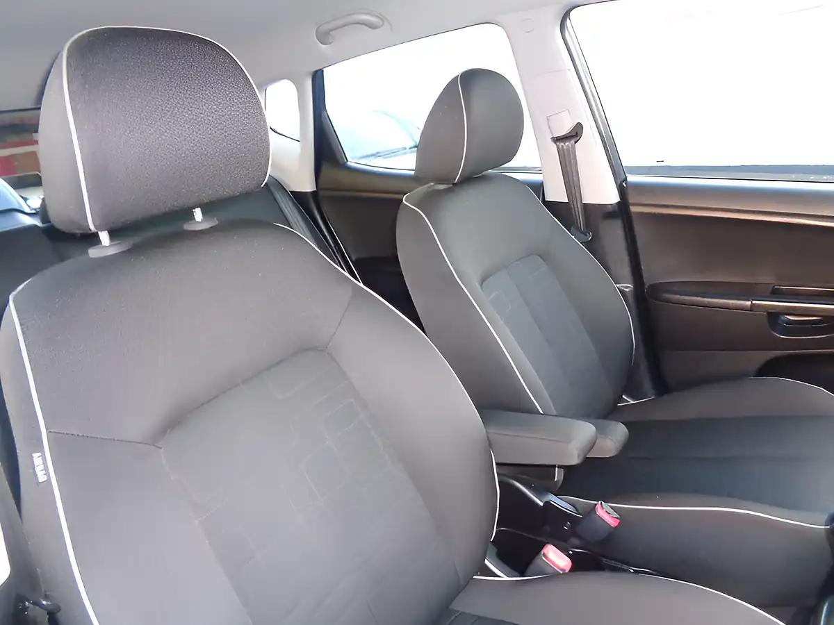 Used 2015 Kia Venga 2 Silver - Interior and Exterior details 9