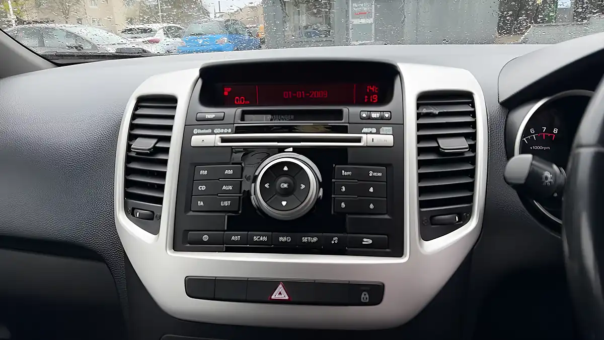 Used 2015 Kia Venga 2 White - Interior and Exterior details 10