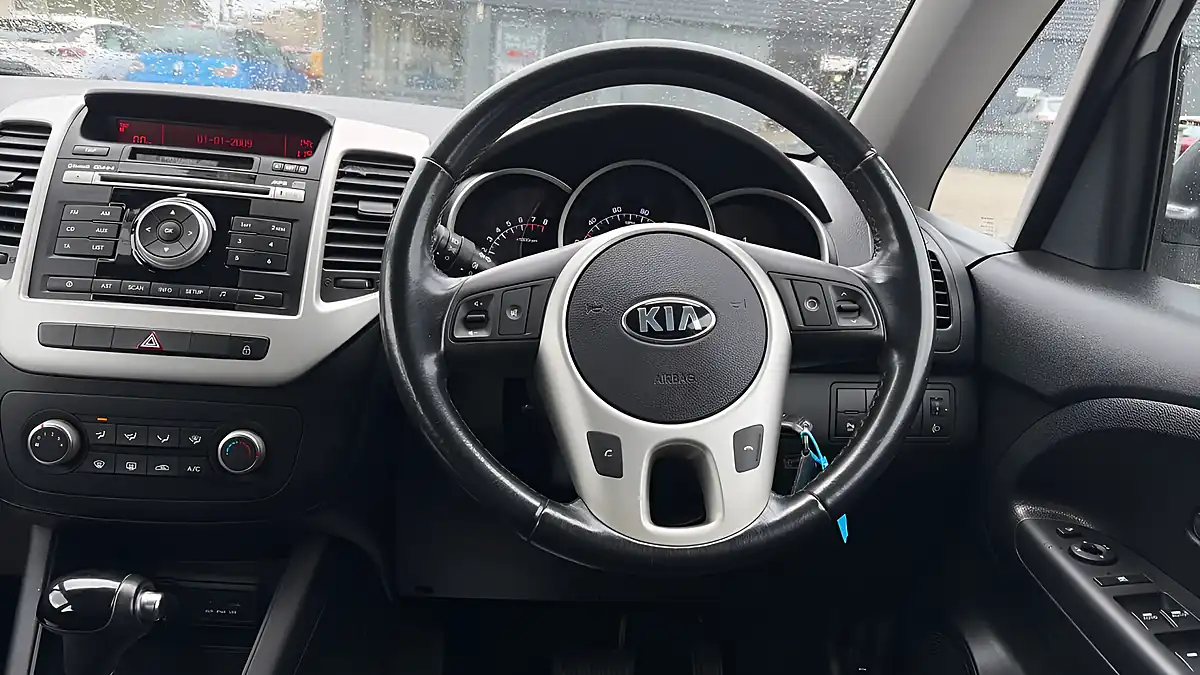 Used 2015 Kia Venga 2 White - Interior and Exterior details 11
