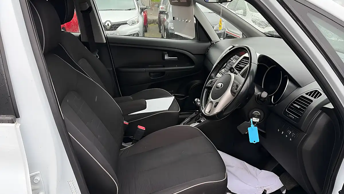 Used 2015 Kia Venga 2 White - Interior and Exterior details 13