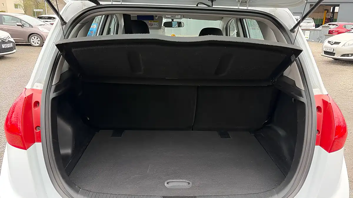 Used 2015 Kia Venga 2 White - Interior and Exterior details 15