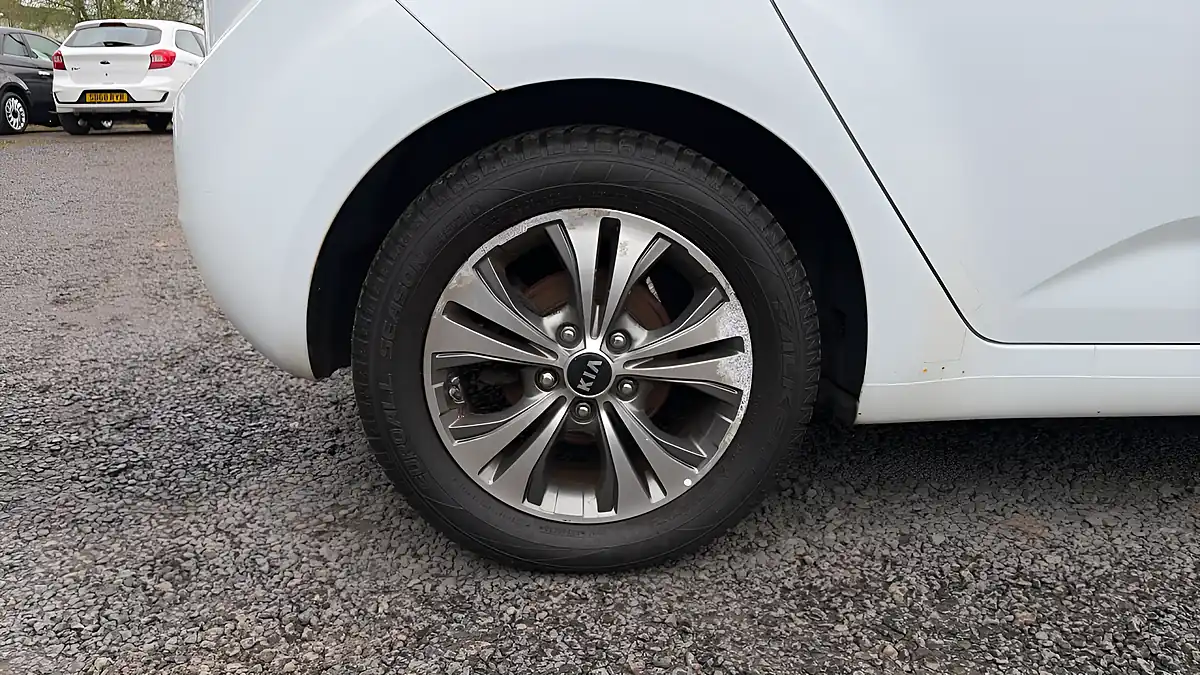 Used 2015 Kia Venga 2 White - Interior and Exterior details 19