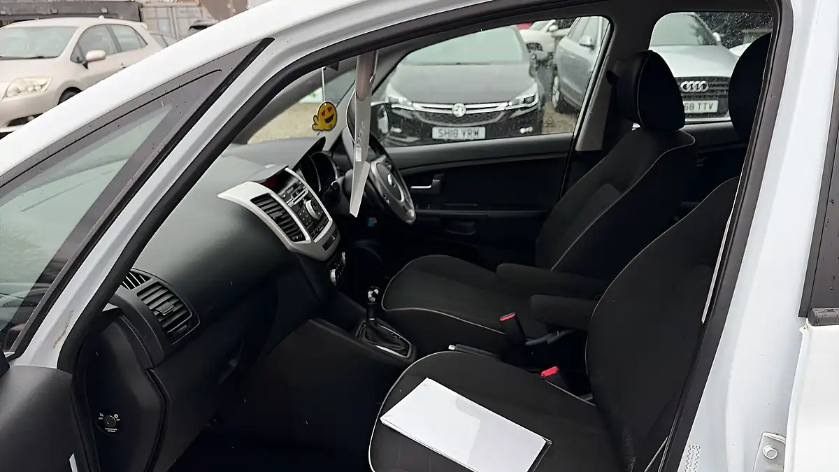 Used 2015 Kia Venga 2 White - Interior and Exterior details 6