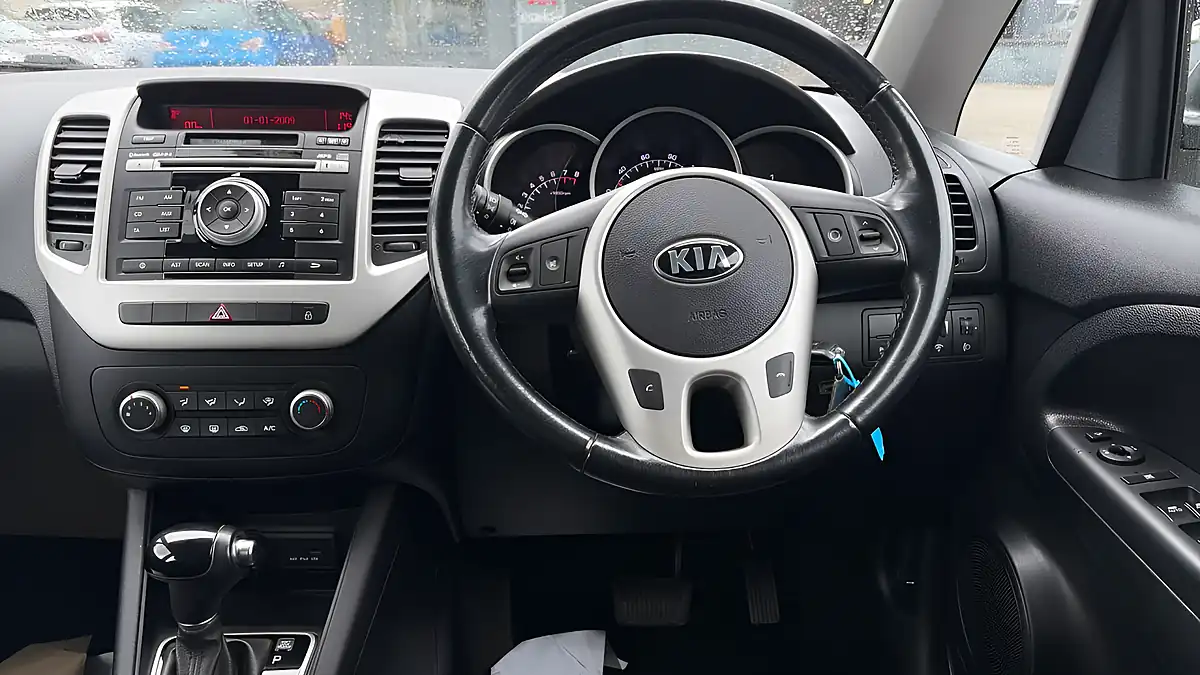 Used 2015 Kia Venga 2 White - Interior and Exterior details 8