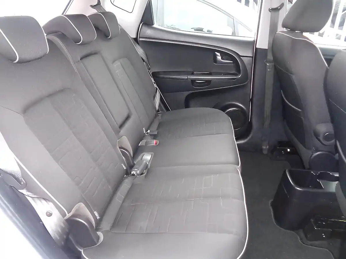Used 2015 Kia Venga 2 White - Interior and Exterior details 11