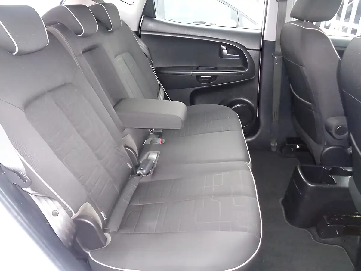 Used 2015 Kia Venga 2 White - Interior and Exterior details 12