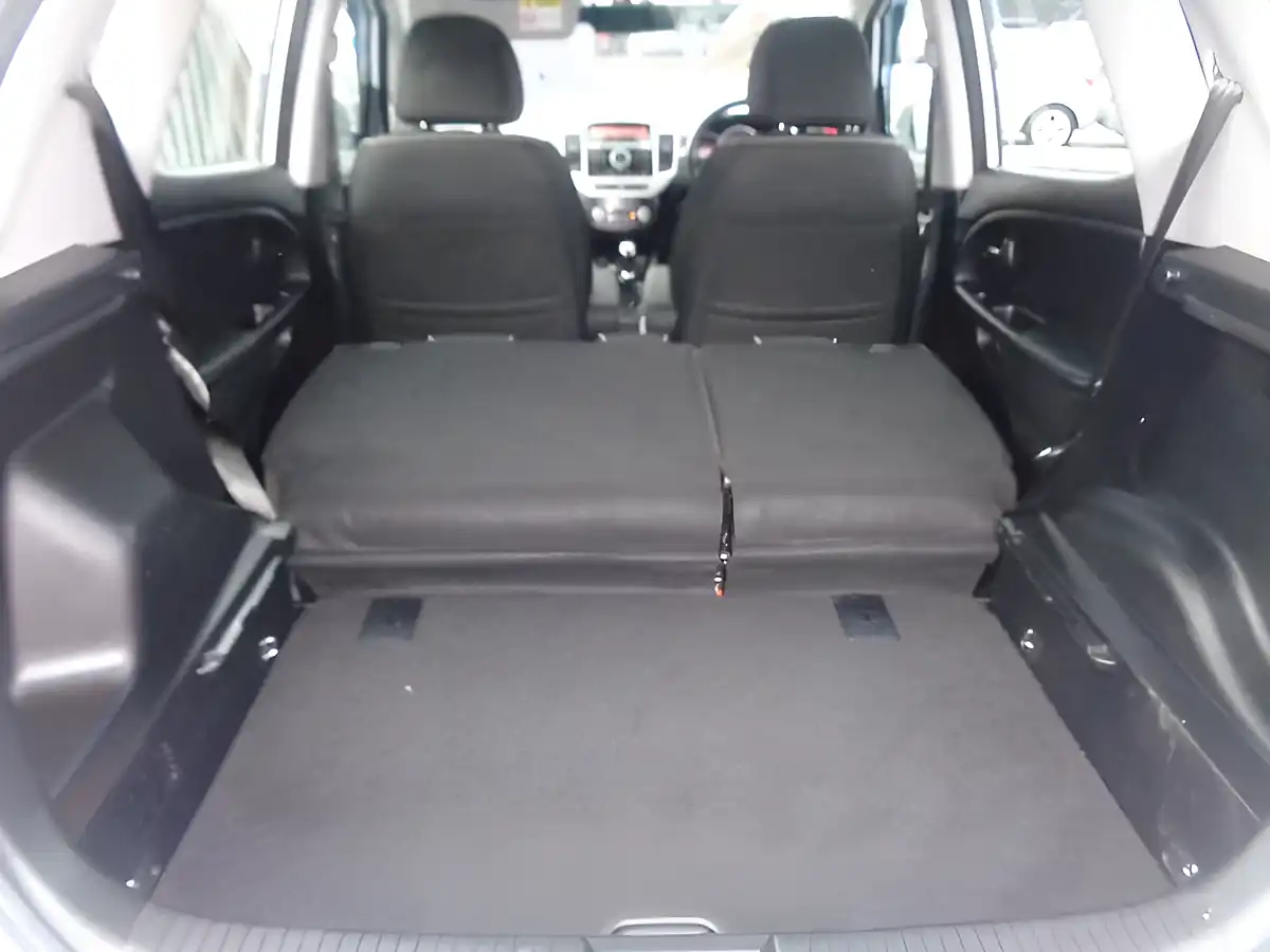 Used 2015 Kia Venga 2 White - Interior and Exterior details 15