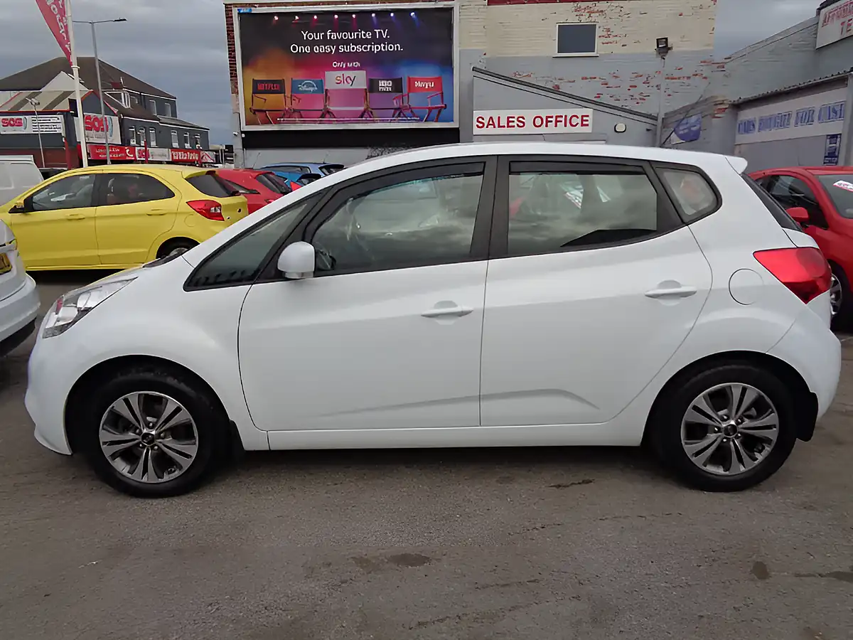 Used 2015 Kia Venga 2 White - Interior and Exterior details 18