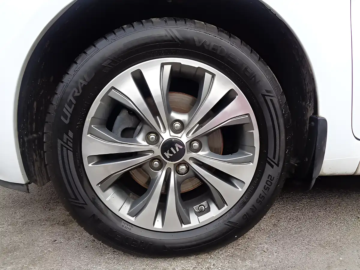 Used 2015 Kia Venga 2 White - Interior and Exterior details 19