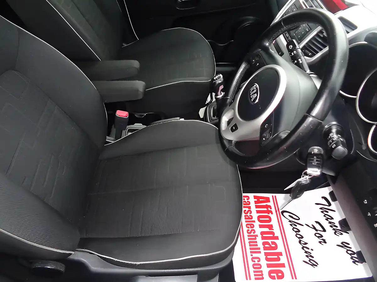 Used 2015 Kia Venga 2 White - Interior and Exterior details 5