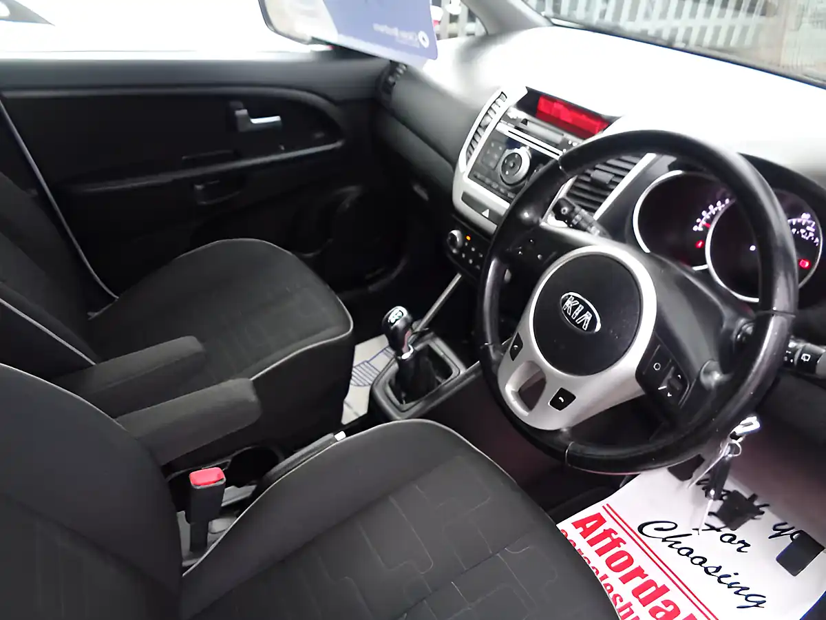 Used 2015 Kia Venga 2 White - Interior and Exterior details 6