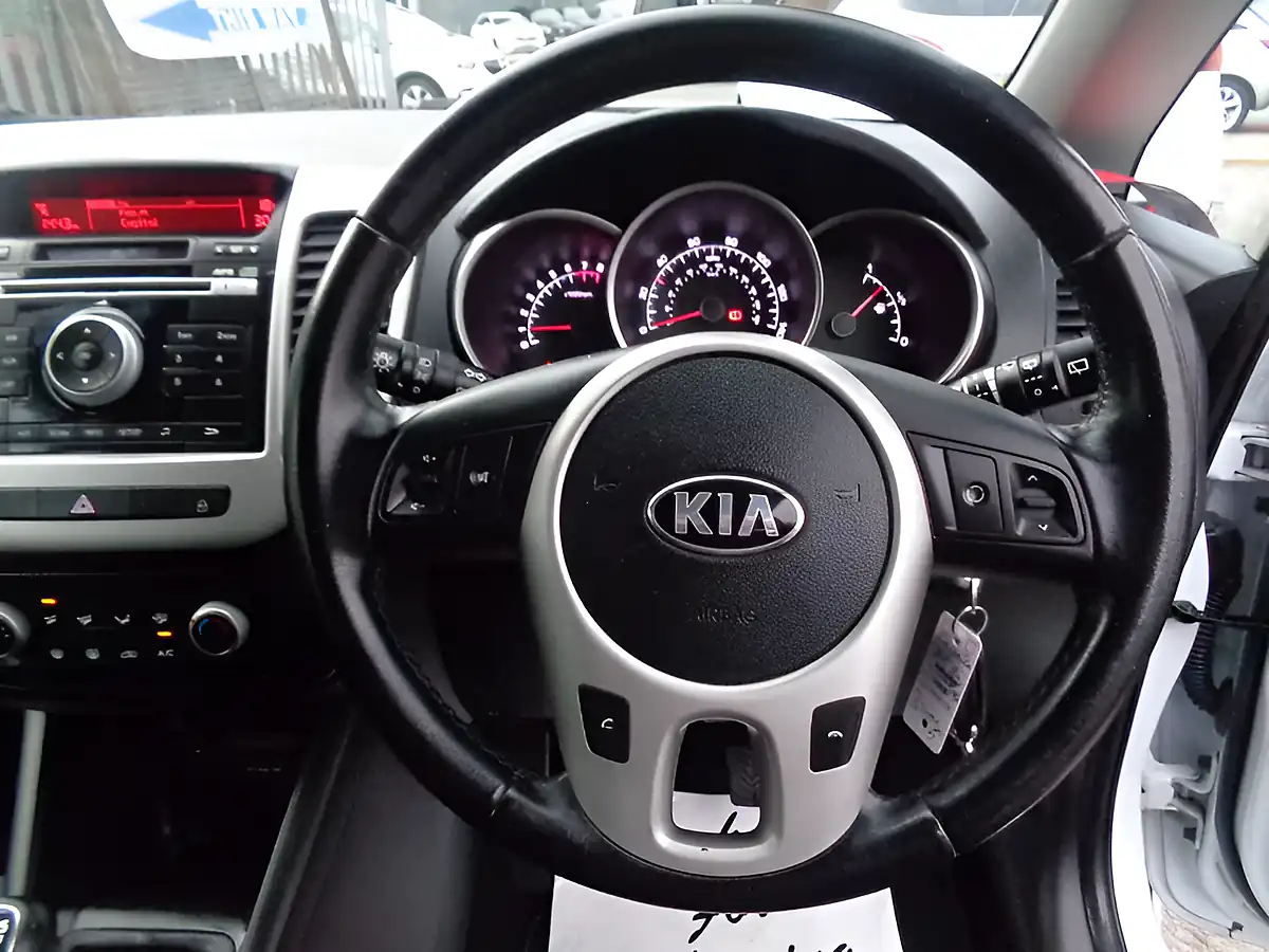 Used 2015 Kia Venga 2 White - Interior and Exterior details 7