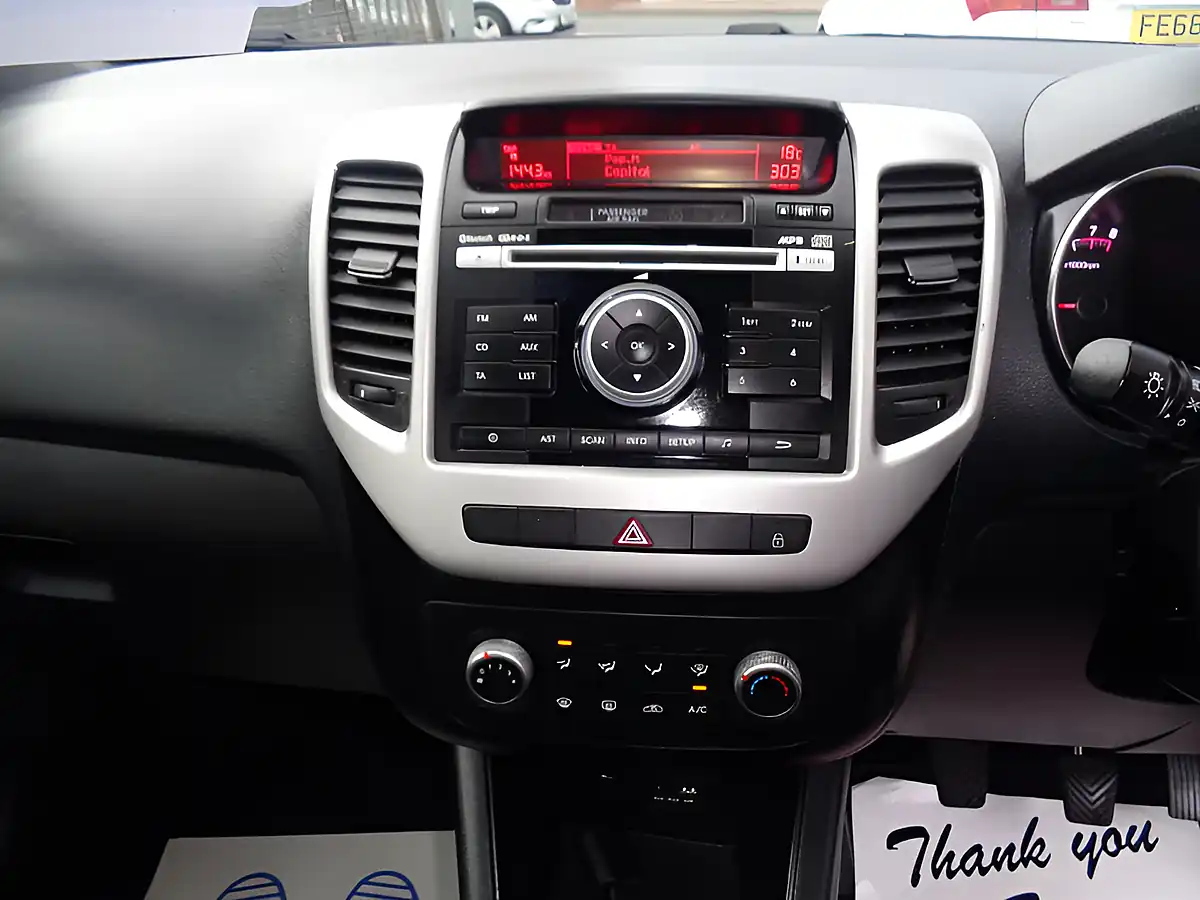 Used 2015 Kia Venga 2 White - Interior and Exterior details 8