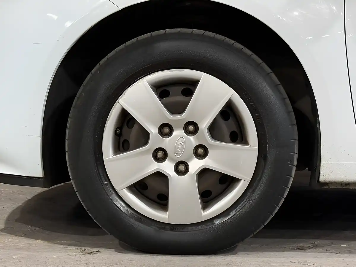 Used 2015 Kia Venga Ecodynamics 1 White - Interior and Exterior details 12