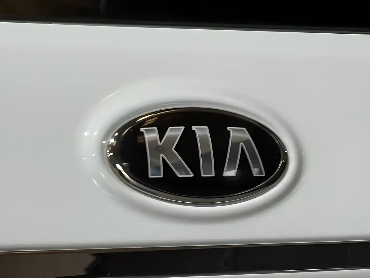 Used 2015 Kia Venga Ecodynamics 1 White - Interior and Exterior details 7