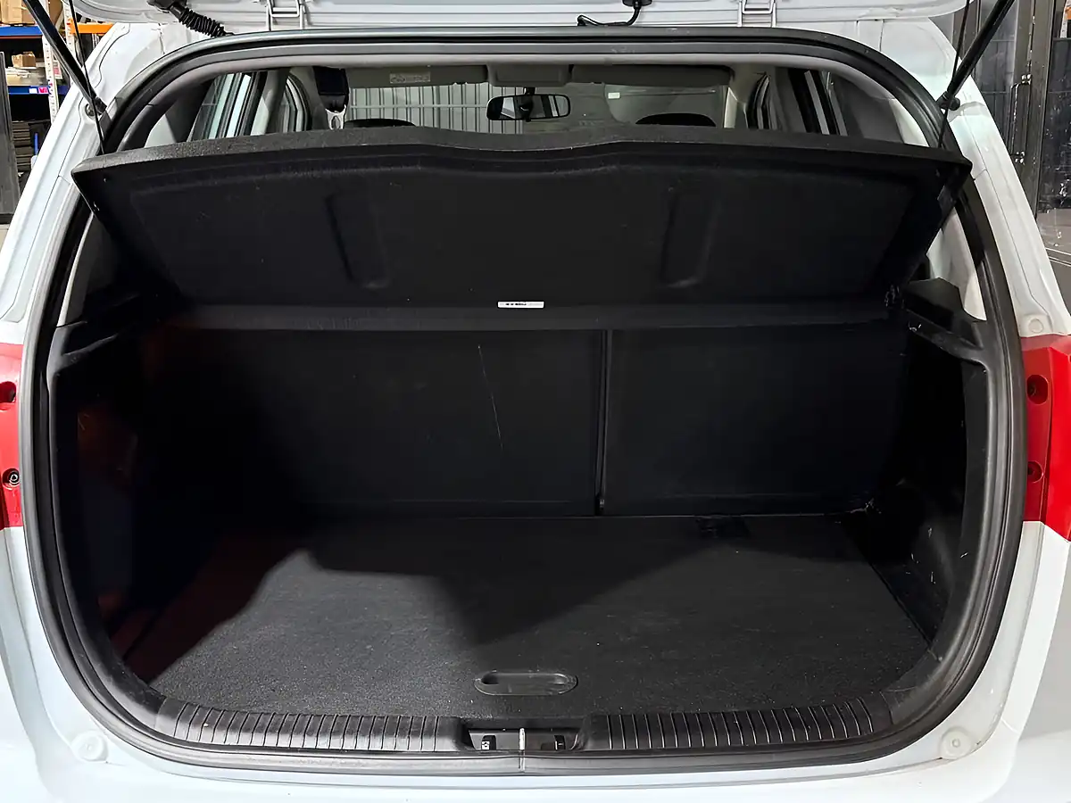 Used 2015 Kia Venga Ecodynamics 1 White - Interior and Exterior details 8