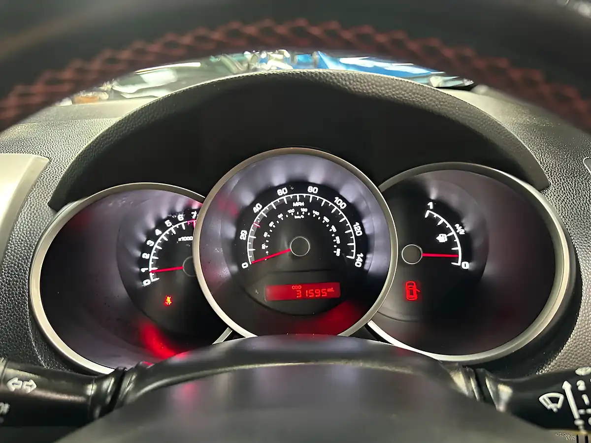 Used 2015 Kia Venga SR7 Black - Interior and Exterior details 12