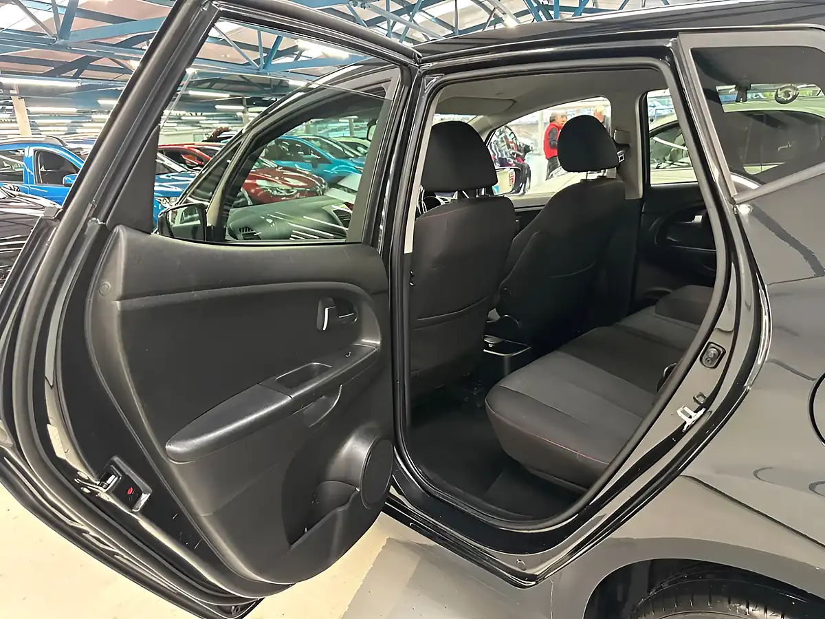 Used 2015 Kia Venga SR7 Black - Interior and Exterior details 14