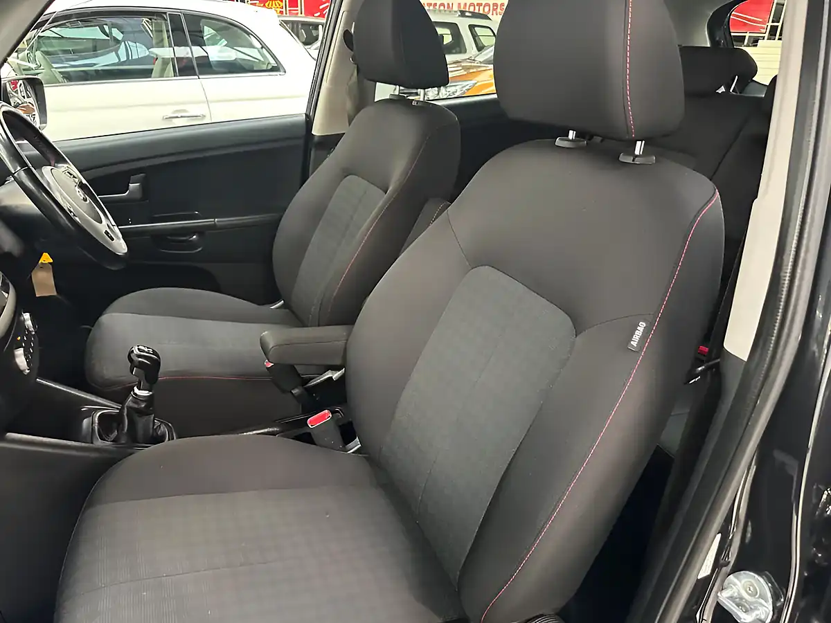 Used 2015 Kia Venga SR7 Black - Interior and Exterior details 16