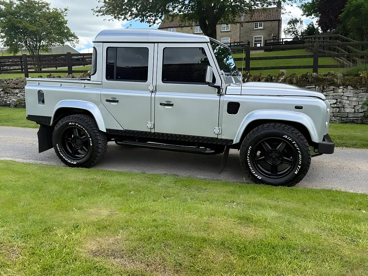 Used 2015 Land Rover Defender 110 Xs Silver - Interior and Exterior details 11