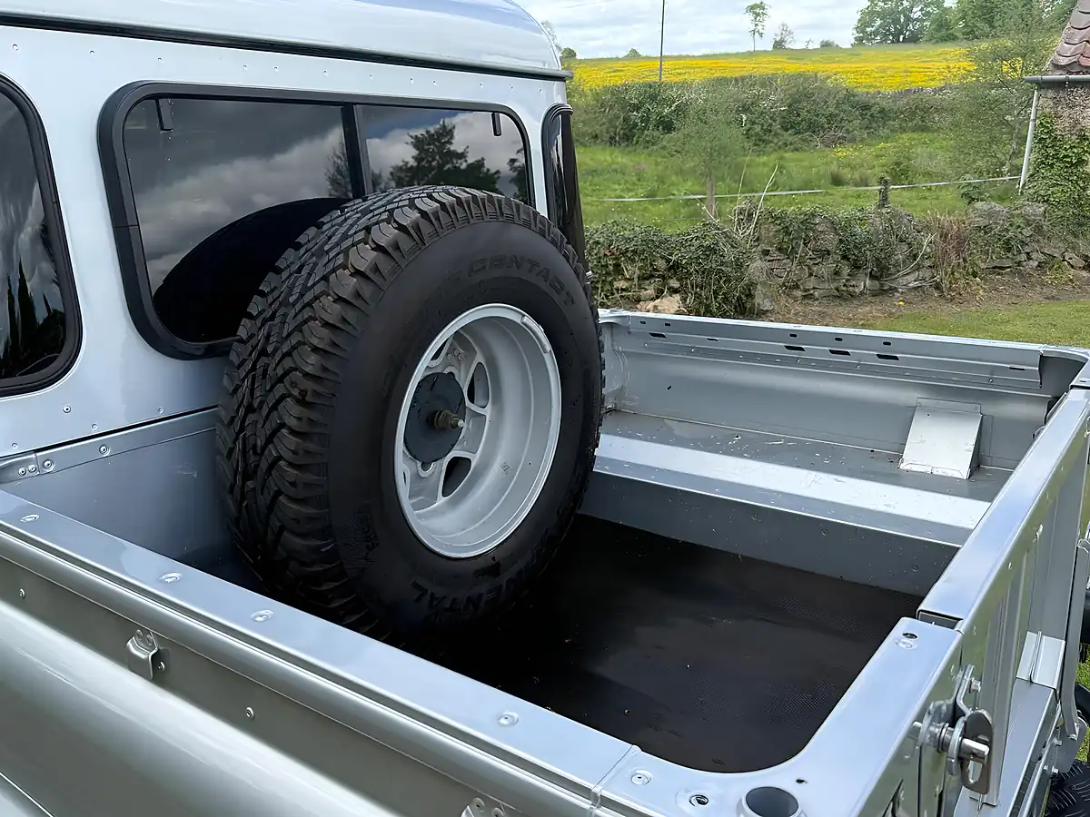 Used 2015 Land Rover Defender 110 Xs Silver - Interior and Exterior details 13