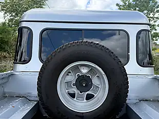 Used 2015 Land Rover Defender 110 Xs Silver - Interior and Exterior details 14
