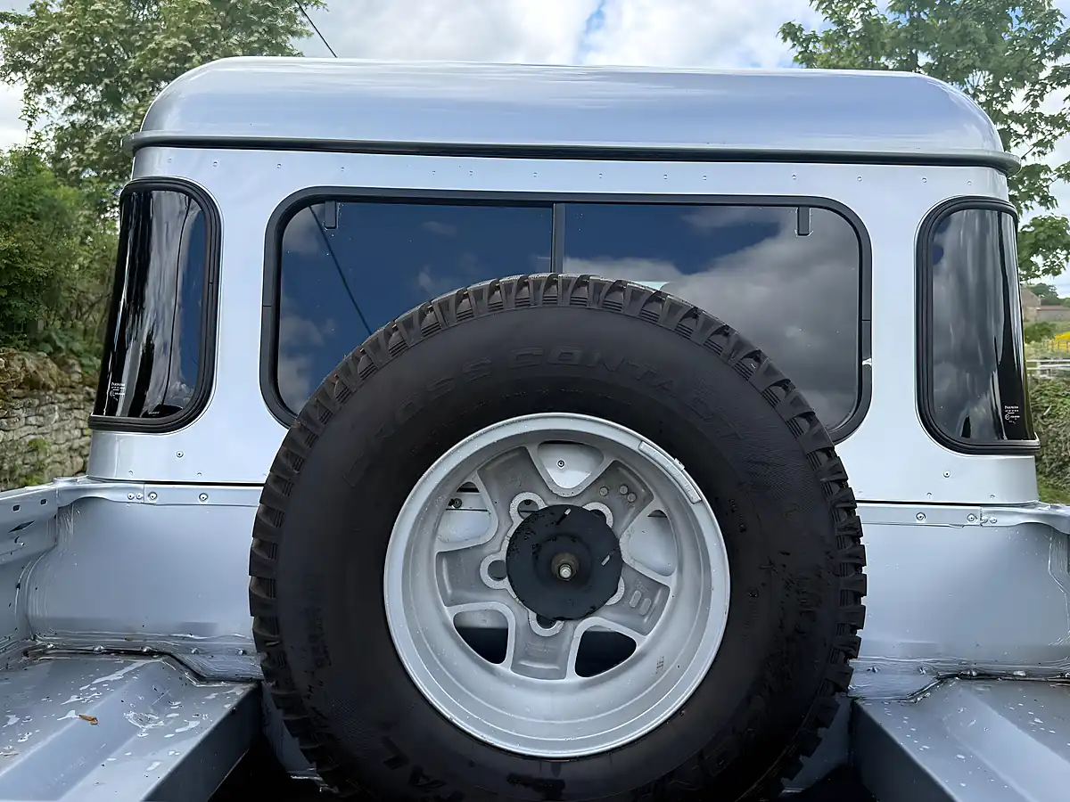 Used 2015 Land Rover Defender 110 Xs Silver - Interior and Exterior details 14