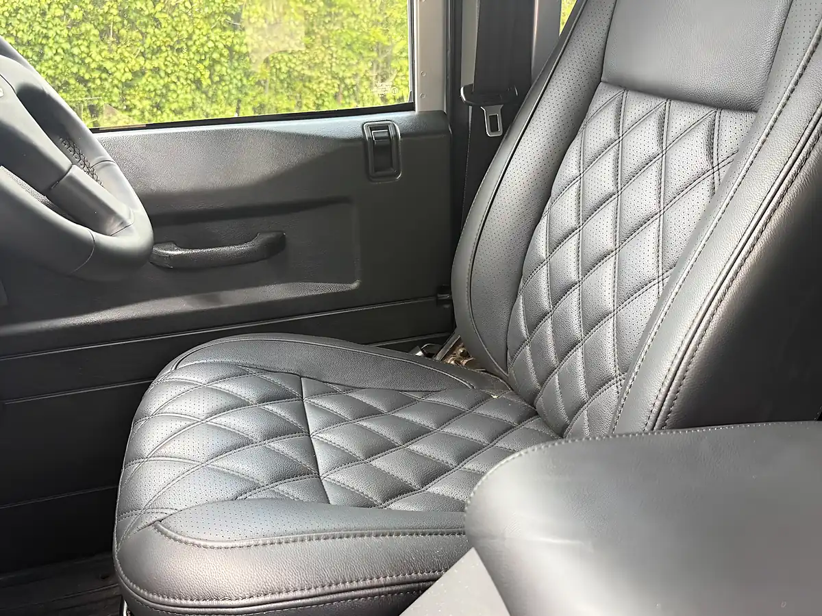Used 2015 Land Rover Defender 110 Xs Silver - Interior and Exterior details 16