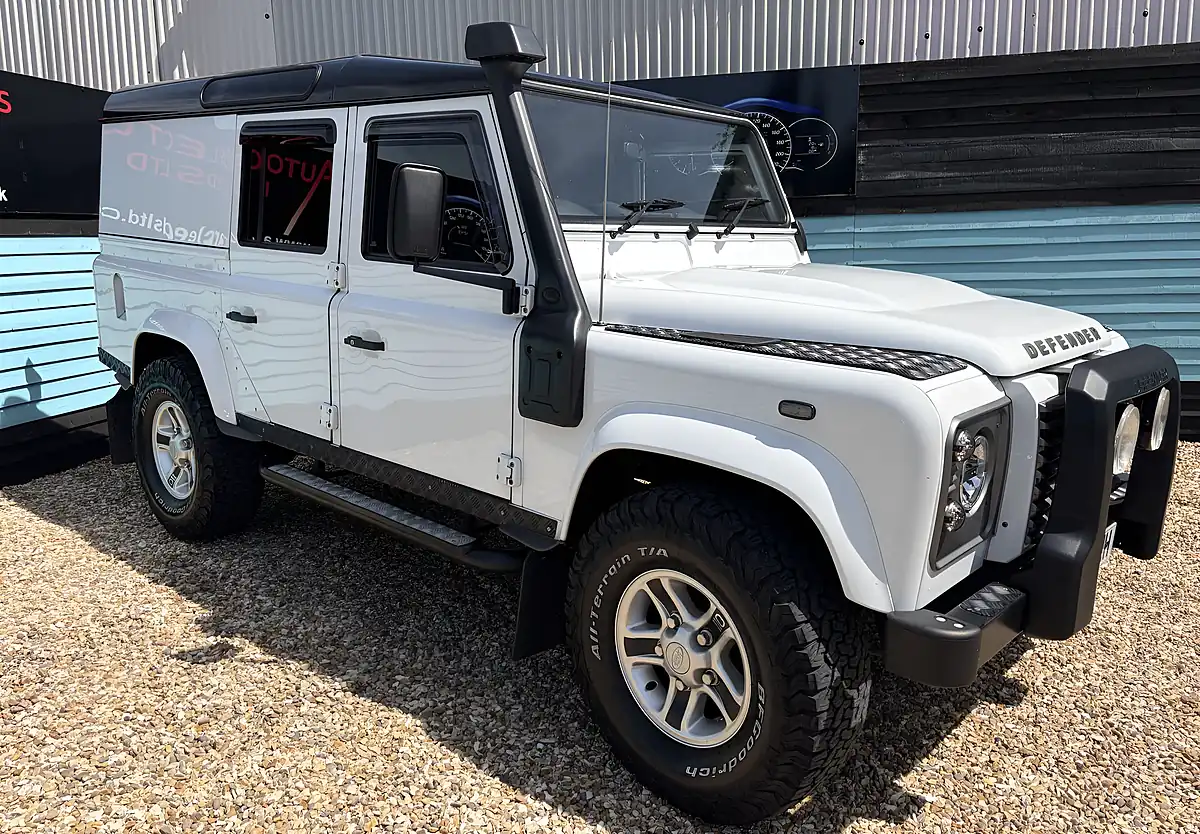 Used 2015 Land Rover Defender 110 Xs Utility Wagon Double Cab Fuji White - Front View