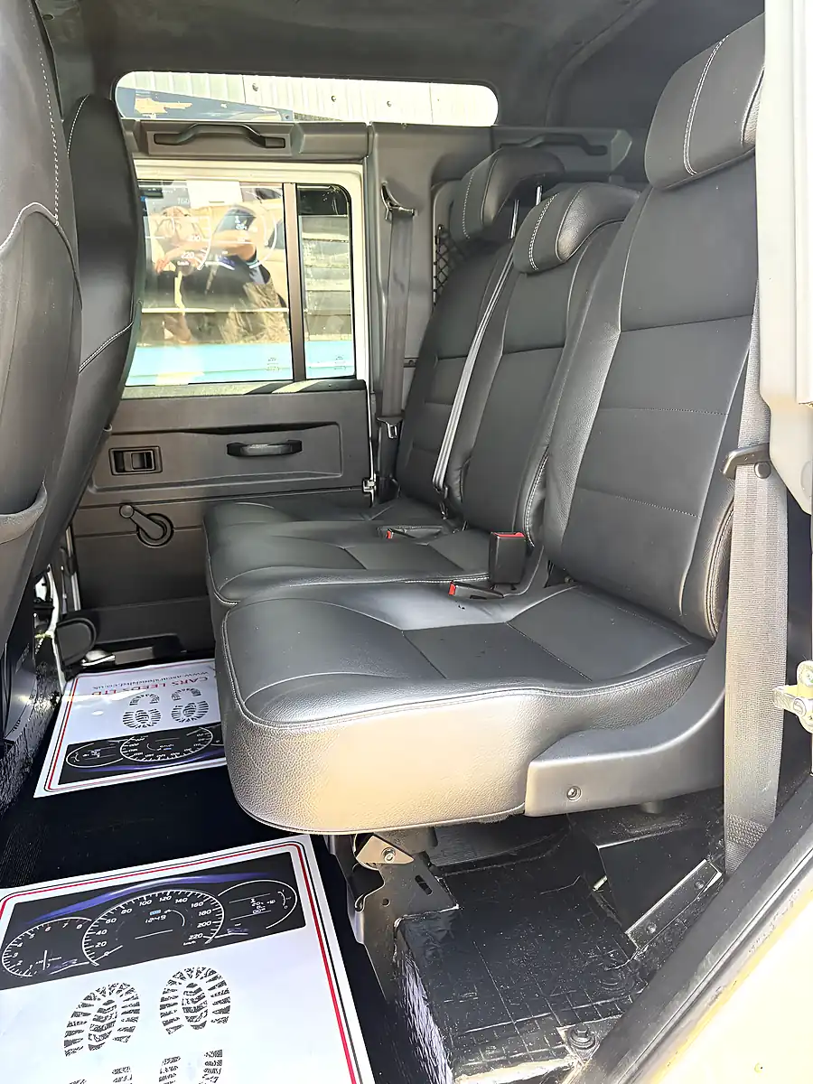 Used 2015 Land Rover Defender 110 Xs Utility Wagon Double Cab Fuji White - Interior and Exterior details 10